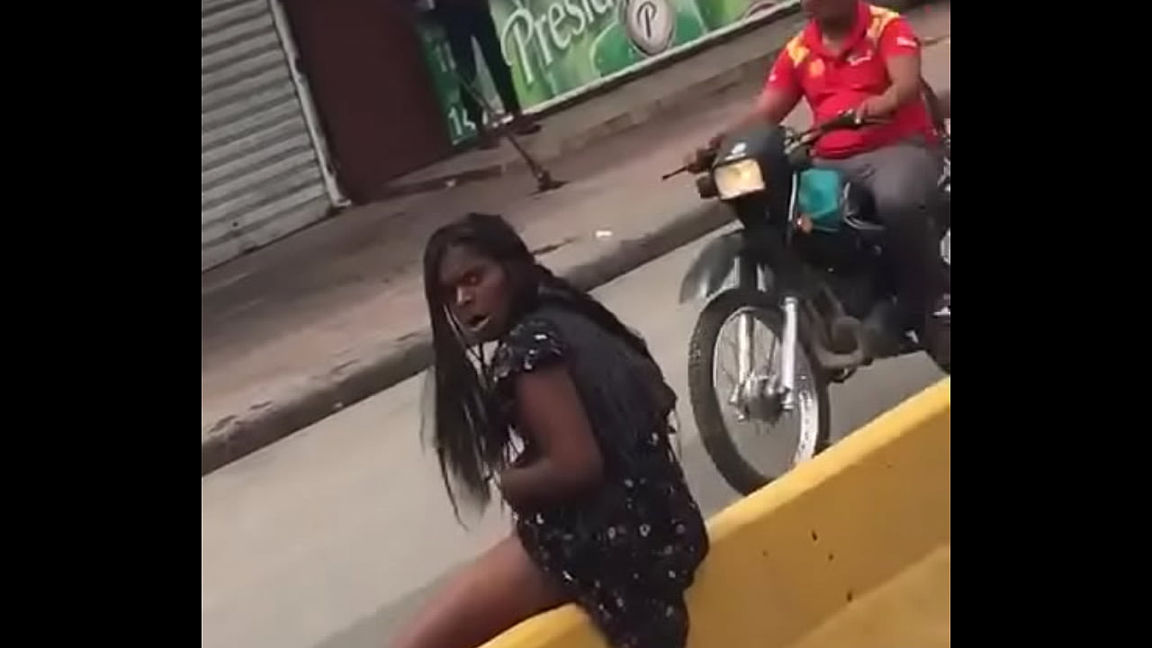 Flagra De Morena Noiada Na Rua Socando A Garrafa Na Buceta - Metelão